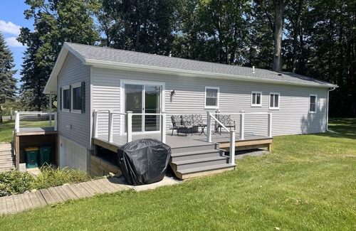 Castile Maison | East Lake Escape near beautiful, Letchworth State Park.