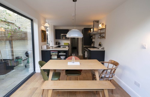 Bow West Maison | Chich 3 BR dans l'est de Londres avec jardin, à 25 minutes de Soho (Veeve)