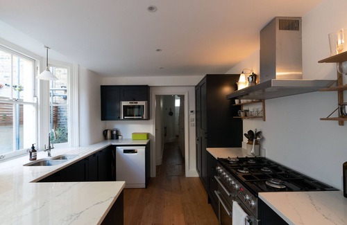 Bow West Maison | Chich 3 BR dans l'est de Londres avec jardin, à 25 minutes de Soho (Veeve)