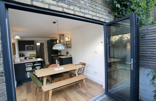 Bow West Maison | Chich 3 BR dans l'est de Londres avec jardin, à 25 minutes de Soho (Veeve)