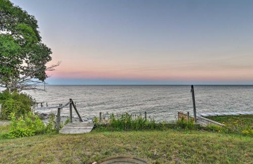 East Tawas Maison | East Tawas Cabin with Lake Huron Access and Views