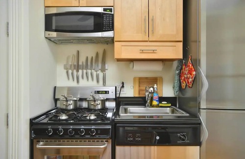Nolita Appartement | East Village Art Penthouse w/ Private Roof & Sauna