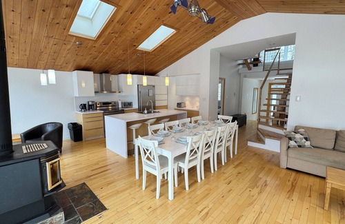 Eastman Cottage | Bord de l’eau Estrie avec spa creusé au sel, sauna, table de billard et wifi