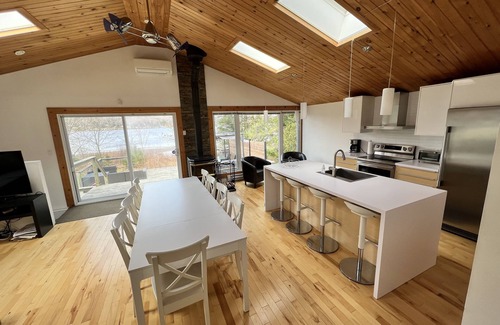 Eastman Cottage | Bord de l’eau Estrie avec spa creusé au sel, sauna, table de billard et wifi