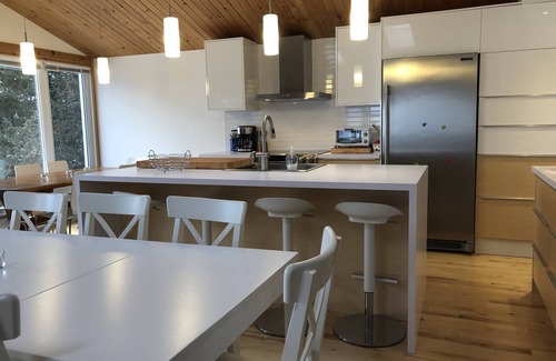 Eastman Cottage | Bord de l’eau Estrie avec spa creusé au sel, sauna, table de billard et wifi