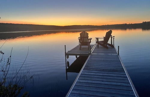 Eastman Cottage | Bord de l’eau Estrie avec spa creusé au sel, sauna, table de billard et wifi