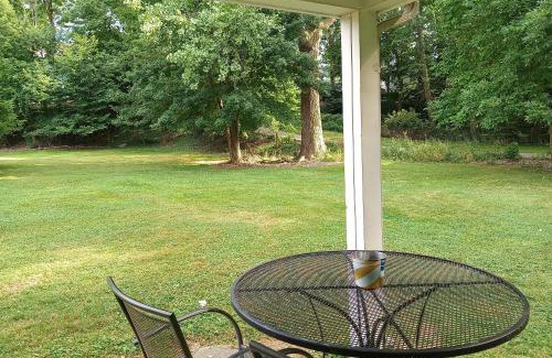 Eastlake Maison | Eastlake Home with Patio Less Than 1 Mi to Lake Erie!