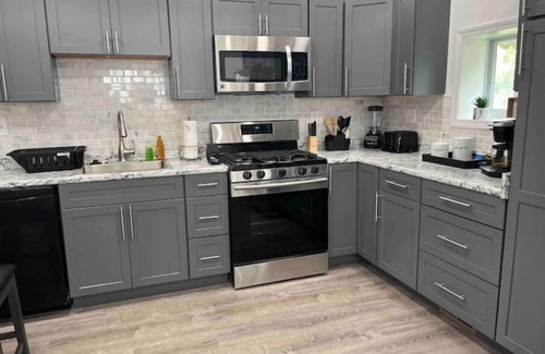 Lincoln-Lemington-Belmar Maison | Eastside urban rental has pool, free parking & sleeps up to 6!
