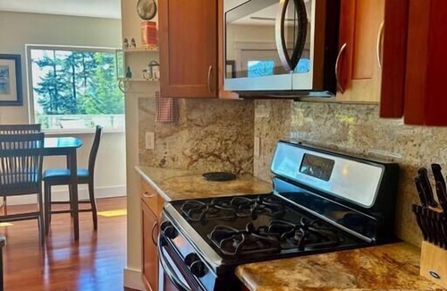 Eastsound Maison | Eastsound Overlook - NEW LISTING/SALISH VIEWS/WALK TO TOWN!