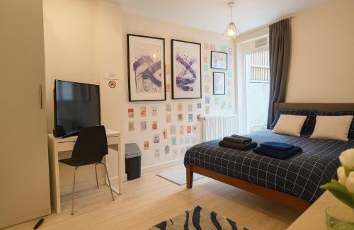 Junction Maison | Easy Access to Central London-Private Ensuite & Terrace