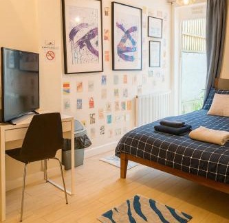 Junction Maison | Easy Access to Central London-Private Ensuite & Terrace