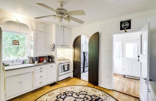 Brenham Maison | Easy Dtwn Access: Restored 1930s Brenham Retreat
