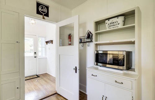 Brenham Maison | Easy Dtwn Access: Restored 1930s Brenham Retreat