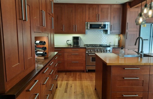 White Plains Maison | Easy train ride to Grand Central NYC - traditional tudor in gorgeous location