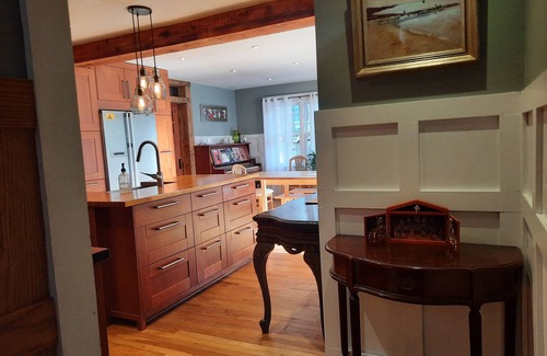 White Plains Maison | Easy train ride to Grand Central NYC - traditional tudor in gorgeous location