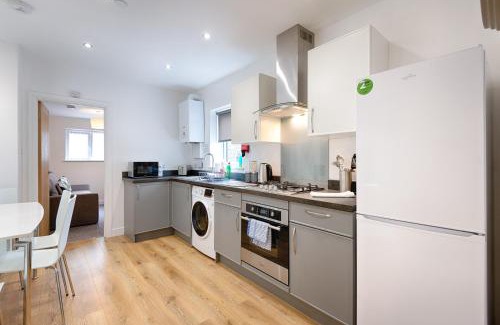 Cwmbrwla Appartement | Eaton House 2 - TV in Every Bedroom!