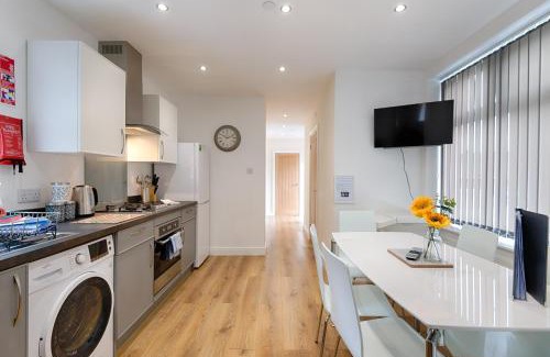 Cwmbrwla Appartement | Eaton House 2 - TV in Every Bedroom!