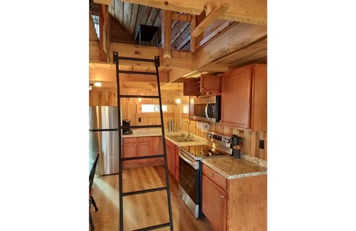 Harper Cabine | Ebenezer Cabin-Private Hot Tub, cozy Cabin w/ Loft