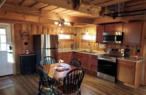 Harper Cabine | Ebenezer Cabin-Private Hot Tub, cozy Cabin w/ Loft