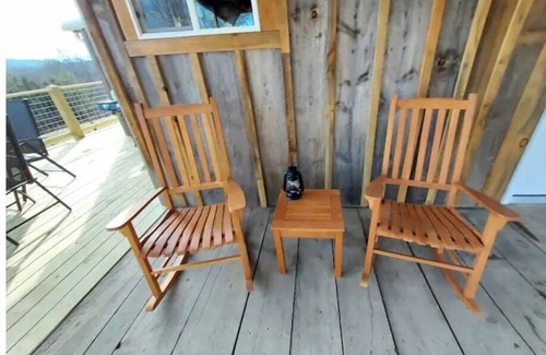 Harper Cabine | Ebenezer Cabin-Private Hot Tub, cozy Cabin w/ Loft