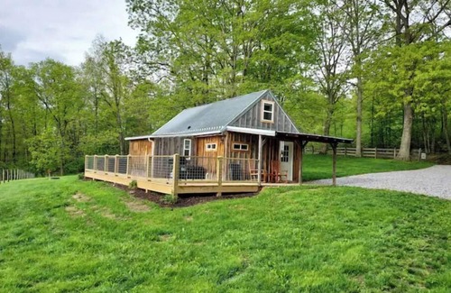Harper Cabine | Ebenezer Cabin-Private Hot Tub, cozy Cabin w/ Loft