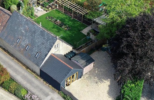 Cherhill Maison | Eclectic Barn - Pergola & Dog-Friendly Garden