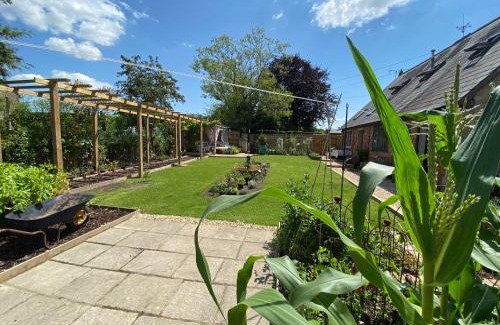 Cherhill Maison | Eclectic Barn - Pergola & Dog-Friendly Garden
