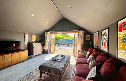 Cherhill Maison | Eclectic Barn - Pergola & Dog-Friendly Garden