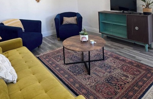 London Maison | Eclectic Old East 3BD in Entertainment District