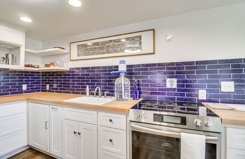 Staunton Maison | Eclectic Stone Cottage, Walk to Downtown Staunton!