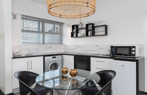 Green Point Appartement | Eclectic Studio | Walk to Green Point's Best Cafes
