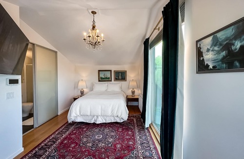 Mann Maison | Eclectic townhouse with balcony, enclosed yard, full kitchen, & W/D