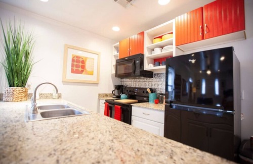 West Riverside Appartement | Eclectic Uptown Apt | Blocks to Magazine Street