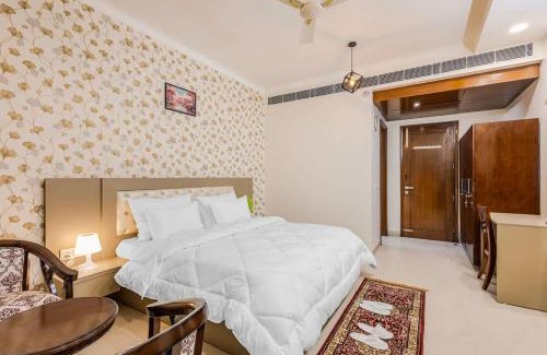 Sector 40 Appartement | Eco-chic haven in Gurgaon with balcony