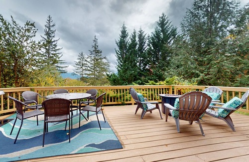 Startup Cabine | Eco-friendly log cabin with amazing views, deck, covered porch, grill, & firepit