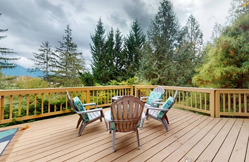 Startup Cabine | Eco-friendly log cabin with amazing views, deck, covered porch, grill, & firepit