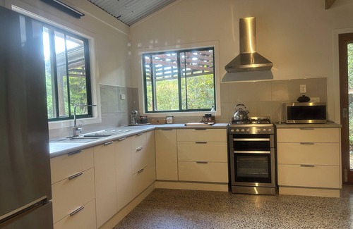 Booroobin Cabine | Eco-luxe studio and amazing Glasshouse Mountains views.