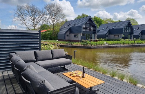 Balk Maison | Villa sur l'eau moderne sur l'eau frisonne