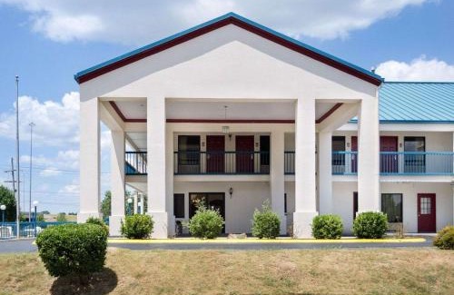 Canton Cabine | Econo Lodge Canton I-55