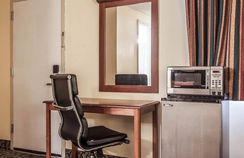 Newton Hôtel | Econo Lodge
