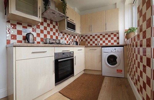 Alibon Maison | EcuaStay New Luxurious 4 Bedroom Home with Garden and parking