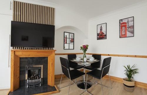 Alibon Maison | EcuaStay New Luxurious 4 Bedroom Home with Garden and parking
