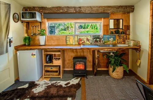 Upper Moutere Maison | Eden's Rustic Retreat - Upper Moutere Holiday Cabin