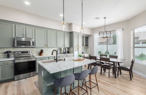 Palm Valley Maison | Edgemont Escape- 3 King Beds, FREE heated pool-seasonal, all the amenities