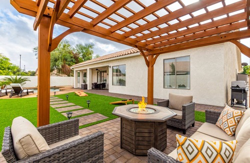 Palm Valley Maison | Edgemont Escape- 3 King Beds, FREE heated pool-seasonal, all the amenities