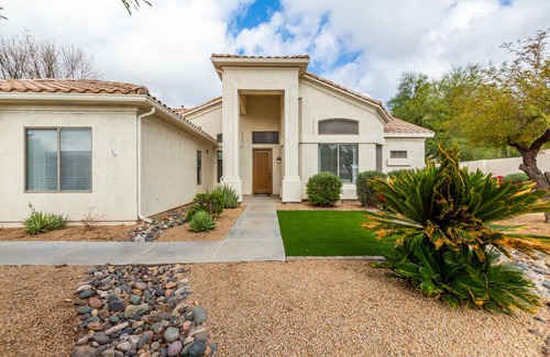 Palm Valley Maison | Edgemont Escape- 3 King Beds, FREE heated pool-seasonal, all the amenities