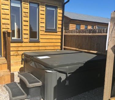 Derbyshire Cabine | Edgmond Lodges - 1 & 2 Bed Luxury Log Cabins with Private Hot Tubs Derbyshire
