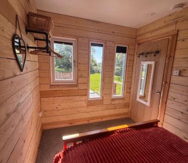 Derbyshire Cabine | Edgmond Lodges - 1 & 2 Bed Luxury Log Cabins with Private Hot Tubs Derbyshire
