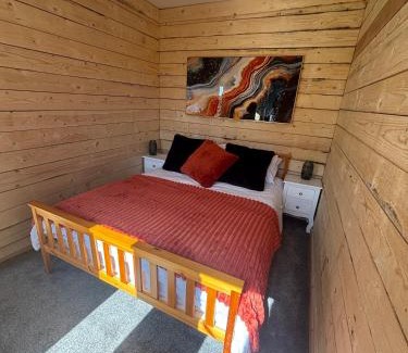Derbyshire Cabine | Edgmond Lodges - 1 & 2 Bed Luxury Log Cabins with Private Hot Tubs Derbyshire