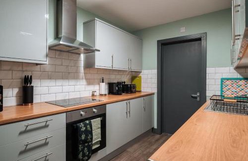 Upper Edmonton Maison | EDMONTON - 4 bedrooms, Sleeps 8, 3 bathroom Contractor Base